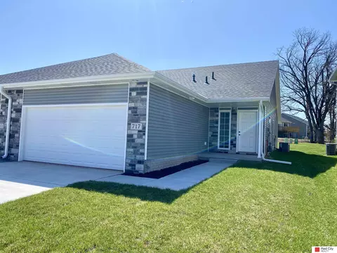 717 Quiver Ln, Lincoln, NE 68512