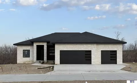 609 Valley Rd, Papillion, NE 68046