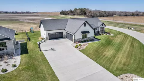 6762 56th Avenue Pl, Columbus, NE 68601