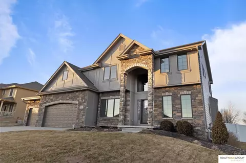 7612 Castle St, Papillion, NE 68046
