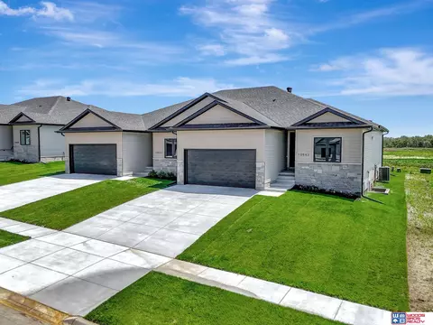 10543 Majestic Ln, Lincoln, NE 68527