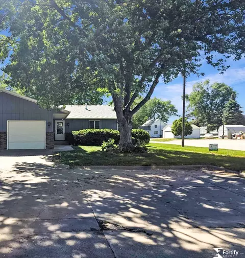 401 S Apple St, Shickley, NE 68436