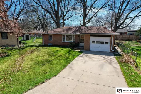 5715 Glade Cir, Lincoln, NE 68506