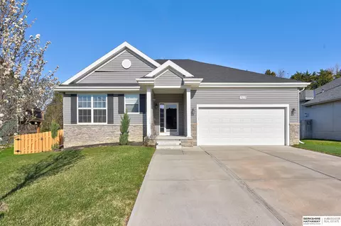 703 Tupelo Ln, Papillion, NE 68133