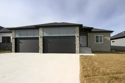 457 Half Moon Dr, Lincoln, NE 68527