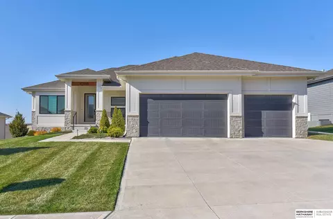10216 Osprey Ln, Papillion, NE 68046