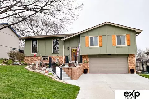 828 Spruce Dr, Papillion, NE 68046