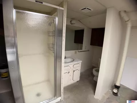 Bath - 1723 N 13th St, Beatrice, NE 68310 photo 2 of 2