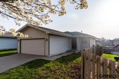 1908 NW 54th St, Lincoln, NE 68528