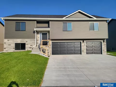 5843 SW 9th St, Lincoln, NE 68523