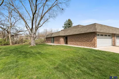 3340 Neerpark Dr, Lincoln, NE 68506