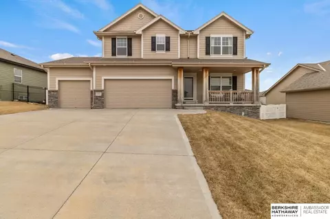 11025 Superior Dr, Papillion, NE 68046