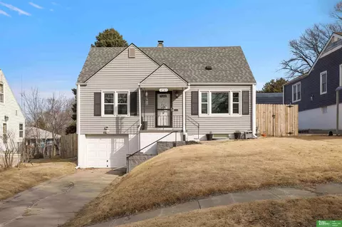 6764 Manderson St, Omaha, NE 68104