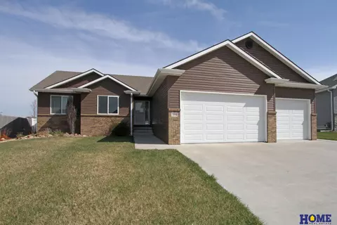 7210 Zagros Dr, Lincoln, NE 68516