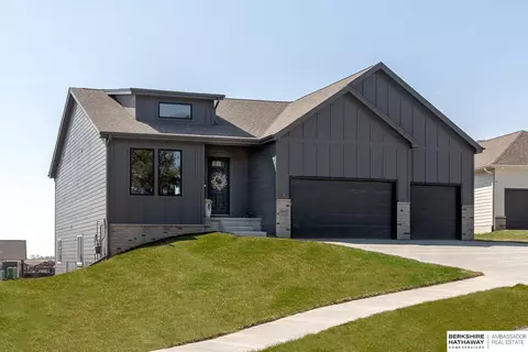 19105 Devonshire Dr, Gretna, NE 68028