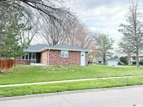 5820 Elkcrest Dr, Lincoln, NE 68516