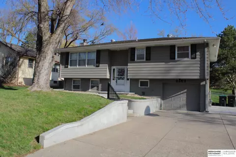 9816 Nina St, Omaha, NE 68124