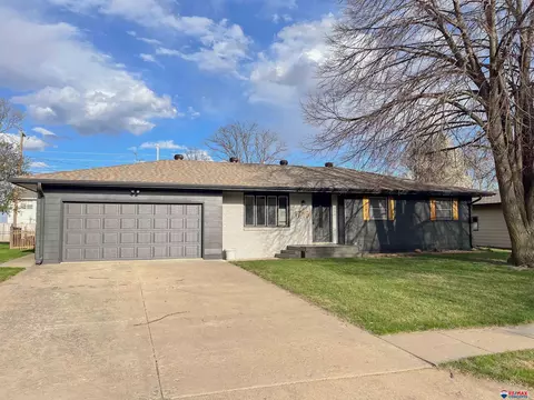 1716 Pleasant View Ave, Beatrice, NE 68310
