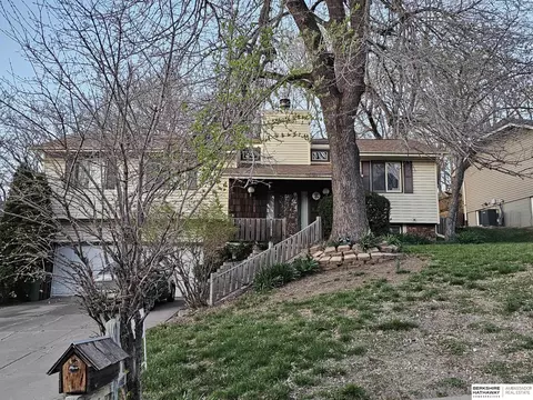 811 Moore Dr, Bellevue, NE 68005