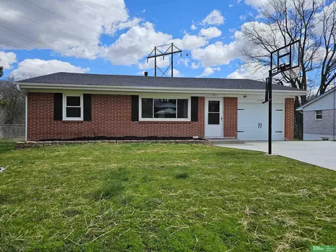 9509 Oak Ridge Dr, Bellevue, NE 68147