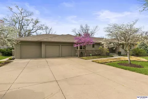 8739 Woolworth Ave, Omaha, NE 68124