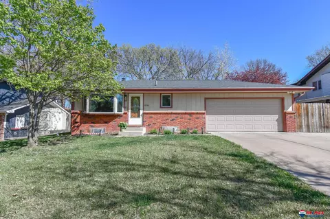 6316 Deerwood Dr, Lincoln, NE 68516