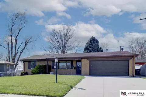 9406 Briarwood Ln, Bellevue, NE 68147