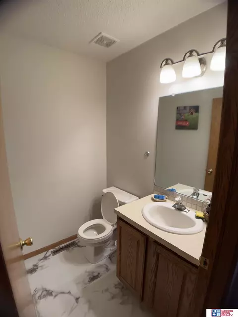Bath - 113 Regency Dr, Beatrice, NE 68310 photo 1 of 5