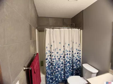 Bath - 113 Regency Dr, Beatrice, NE 68310 photo 3 of 5