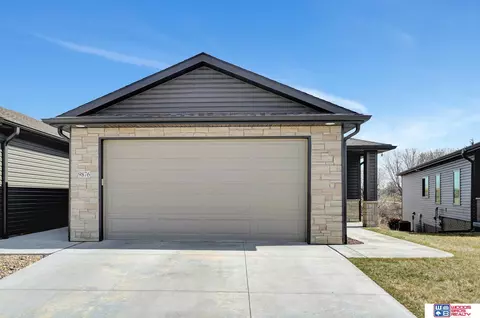 9876 Del Rio Dr, Lincoln, NE 68516