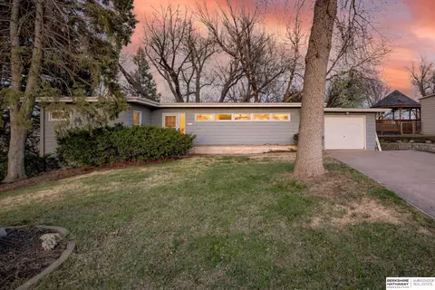 7602 Sunset Dr, Ralston, NE 68127