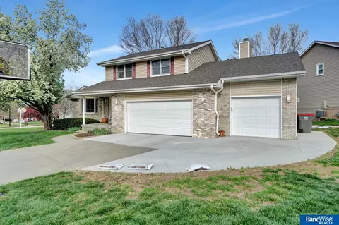 4530 Neumann Ln, Lincoln, NE 68516