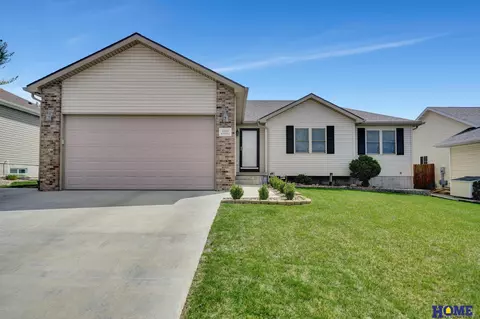 8109 Mackenzie Rd, Lincoln, NE 68505