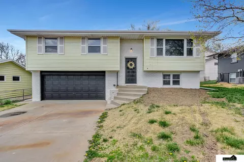 830 Manatt St, Lincoln, NE 68521