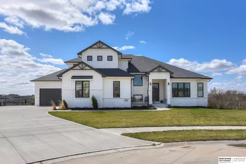 21061 Valley Cir, Elkhorn, NE 68022