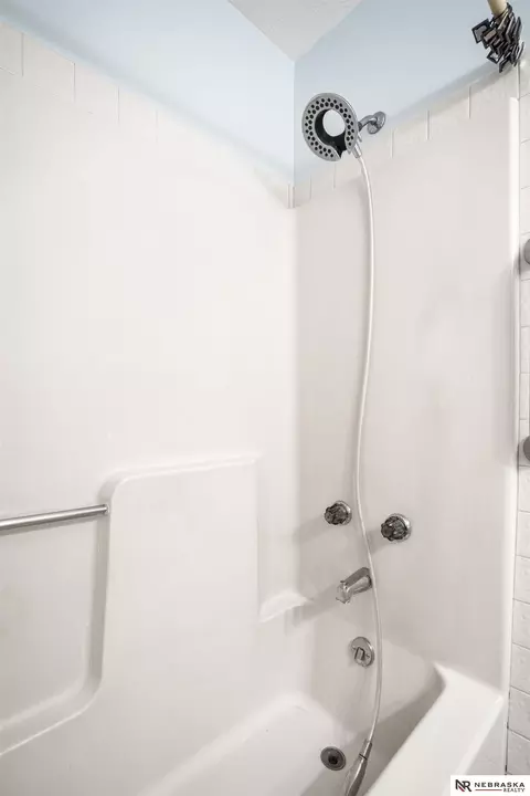 Bath - 265 4th St, Springfield, NE 68059 photo 3 of 4