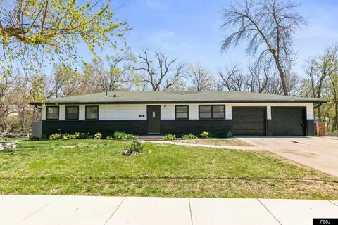 1601 Freeman Dr, Bellevue, NE 68005