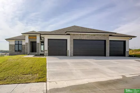 10113 Laramie St, Papillion, NE 68046