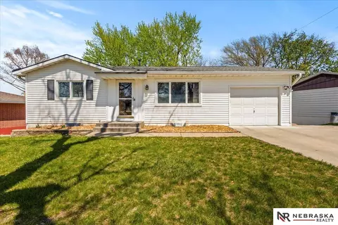 8100 S Cherrywood Dr, Lincoln, NE 68510