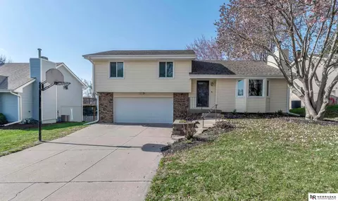 825 Redwood Ln, Papillion, NE 68046
