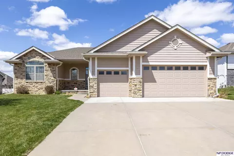 8618 S 101 St, La Vista, NE 68128