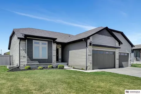 1305 N 102nd St, Lincoln, NE 68527