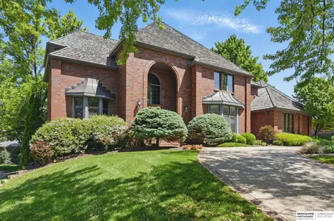 9944 Broadmoor Rd, Omaha, NE 68114