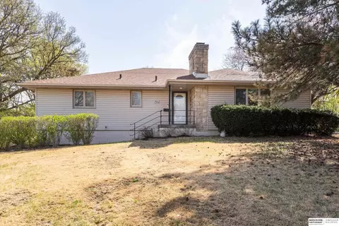 909 N 69th St, Omaha, NE 68132