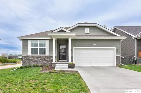 2216 Hedgeapple Rd, Plattsmouth, NE 68048