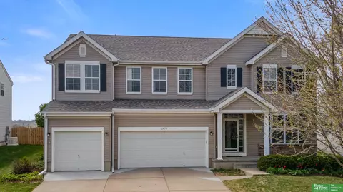 2470 Sand Hills Dr, Papillion, NE 68046