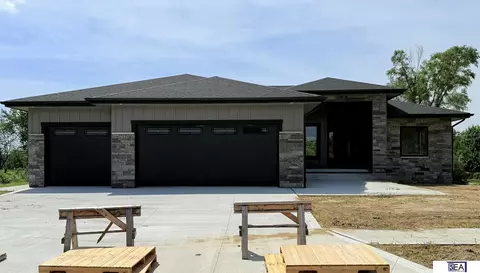 711 Valley Rd, Papillion, NE 68046