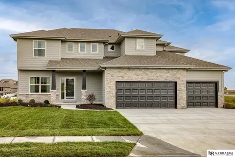 11014 Ranch Dr, Papillion, NE 68046