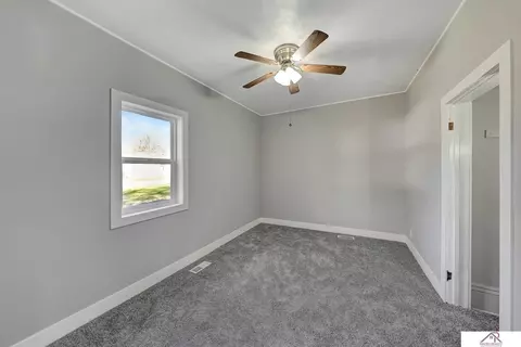 Bedroom - 915 Lincoln St, Beatrice, NE 68310 photo 2 of 4