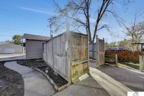 Exterior - 915 Lincoln St, Beatrice, NE 68310 photo 5 of 8